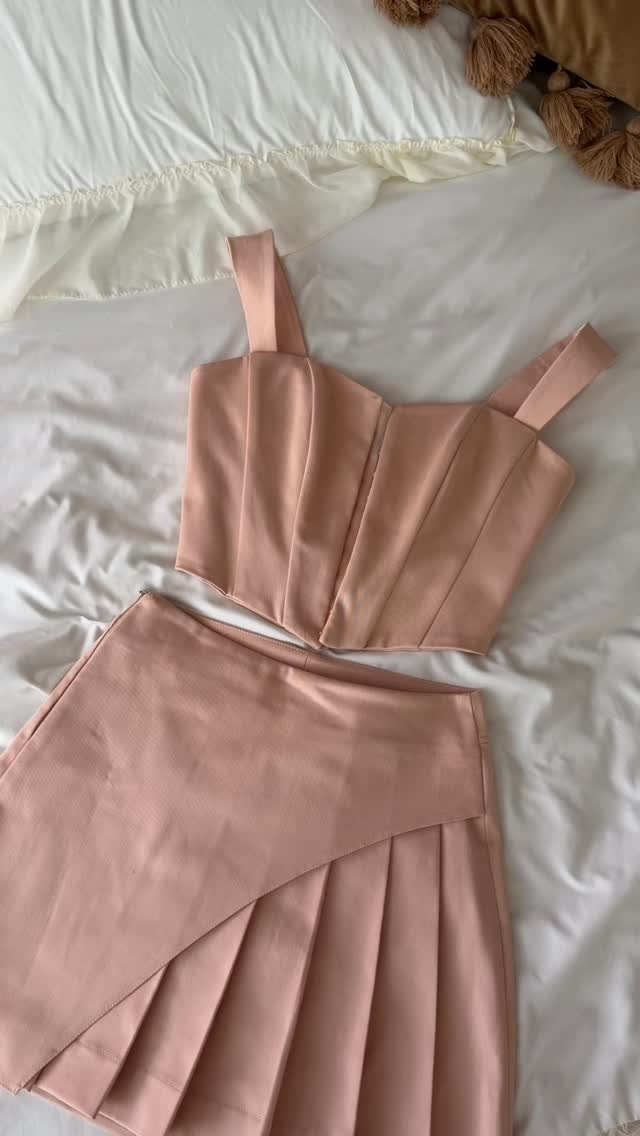 Îl porți o dată și devine obsesia verii.☀️🍑

Corset structurat cu închidere pe cuie + fustă asimetrică din denim într-o nuanță blush pink care atrage instant privirile.

 ✨Feminin, fresh și imposibil de trecut cu vederea.

Disponibil acum în cantități limitate!
MARIMI: XS | S | M

#denimset #setdamă #modafeminina #viralromania #readybyfortunasister