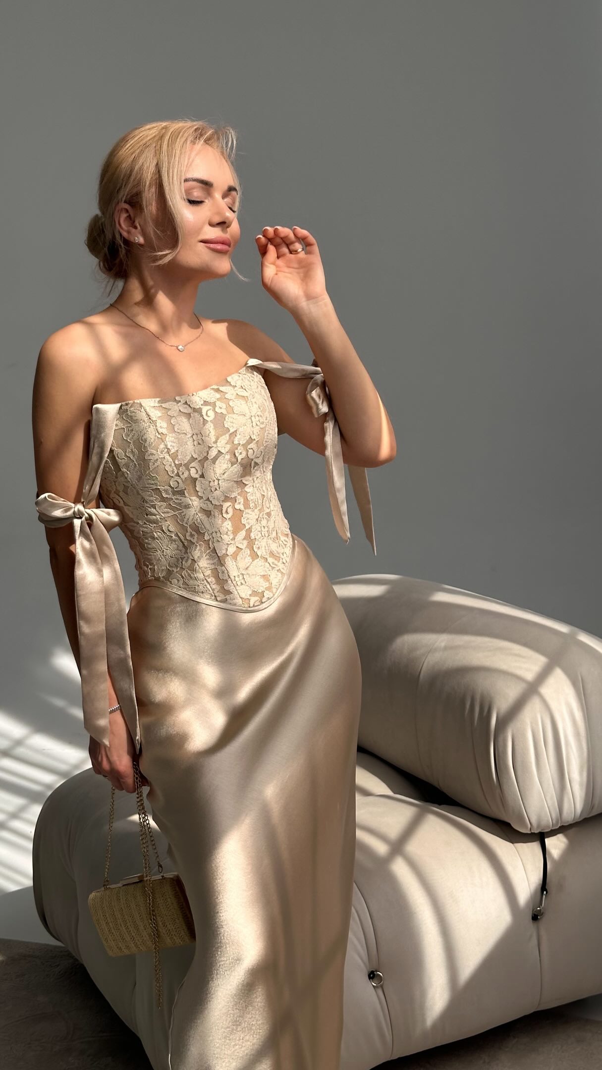 Set “Golden Pearl”✨

Corset din dantelă delicată cu funde reglabile și fustă satinată într-o nuanța champagne-perlată care strălucește la fiecare pas.

Cel mai frumos detaliu? Este în ediție limitată și au rămas doar câteva unitați în magazine.

Salvează acest video daca înca îți cauți ținuta perfectă pentru următorul eveniment.✨

#readybyfortunasisters #rochii2026 #fyp #fashiontiktok #viralfashion