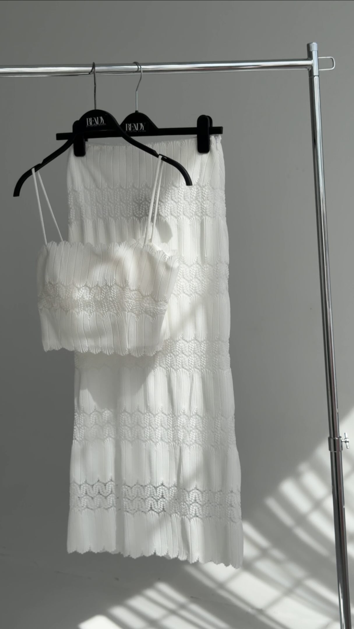 ✨Dacă vara ar fi un outfit, ar arăta exact așa.✨

Delicat, feminin și imposibil de trecut cu vederea.🤍
Setul nostru din dantela este genul de apariție care atrage priviri fără să încerce prea mult.

Topul cu cupe inserate și fusta midi creează combinația perfectă dintre eleganță și confort, fiind alegerea ideală pentru evenimente, vacanțe, cine romantice sau orice zi în care vrei să te simți speciala.

☁️Uşor de purtat.
🤍Uşor de iubit.
✨Greu de uitat.

Disponibil acum în magazinele noastre si online pe site!

#readybyfortunasisters #summeroutfit #elegantstyle #coquetteaesthetic #viraloutfit