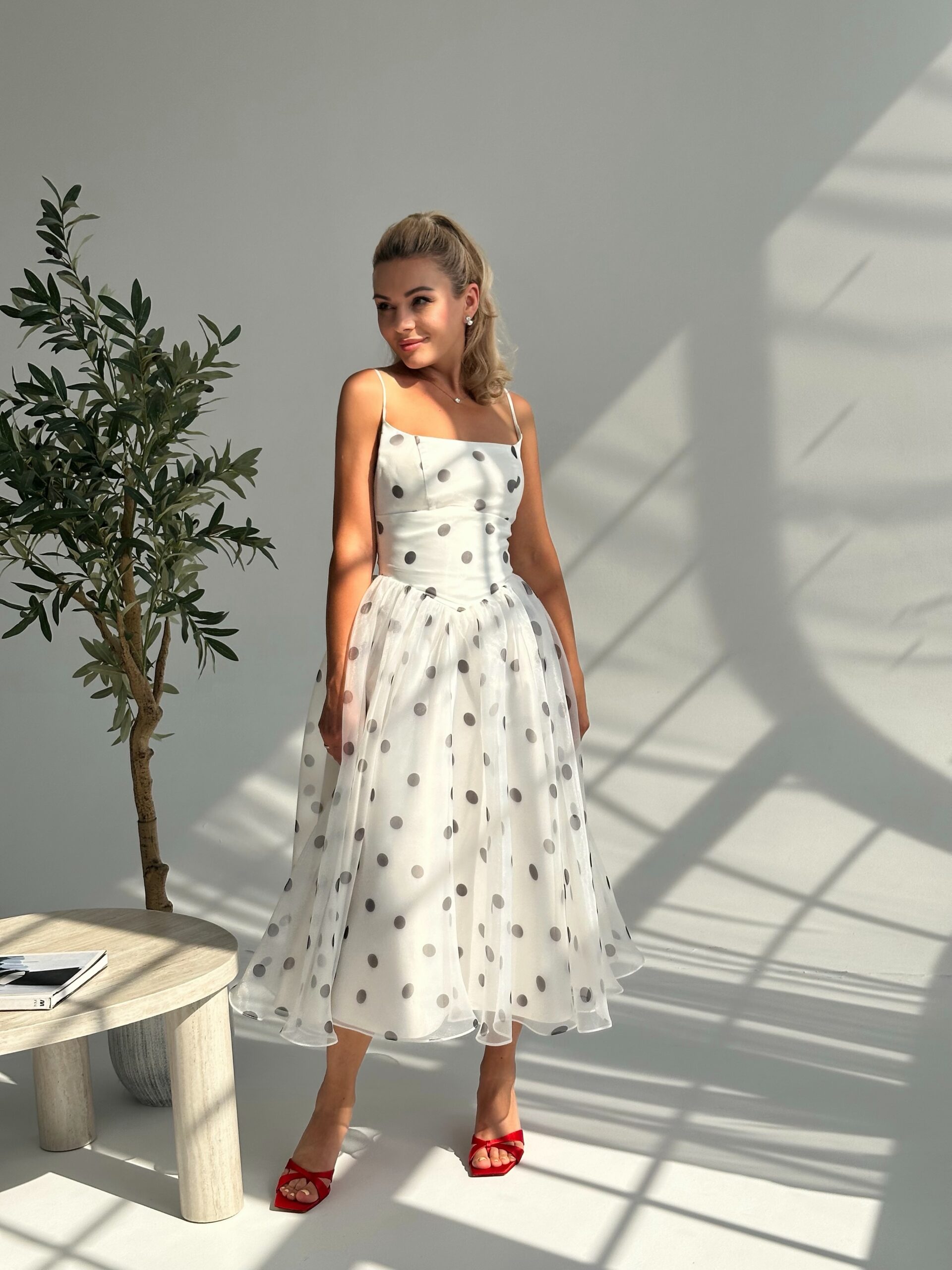 “MONROE” — ediție limitată.

Corset cu cupe inserate, talie frumos definită, imprimeu polka dot și straturi de organza vaporoasă care se mișcă delicat la fiecare pas.

O rochie feminină, romantică și cu acel wow factor pe care îl cauți pentru o apariție specială. 🤍

Disponibilă în magazinele READY si online. 

💌 Scrie-ne pentru mărimi și disponibilitate.

#READYbyFortunaSisters #PolkaDotDress #MidiDress #RochieEleganta #RochieDeDama