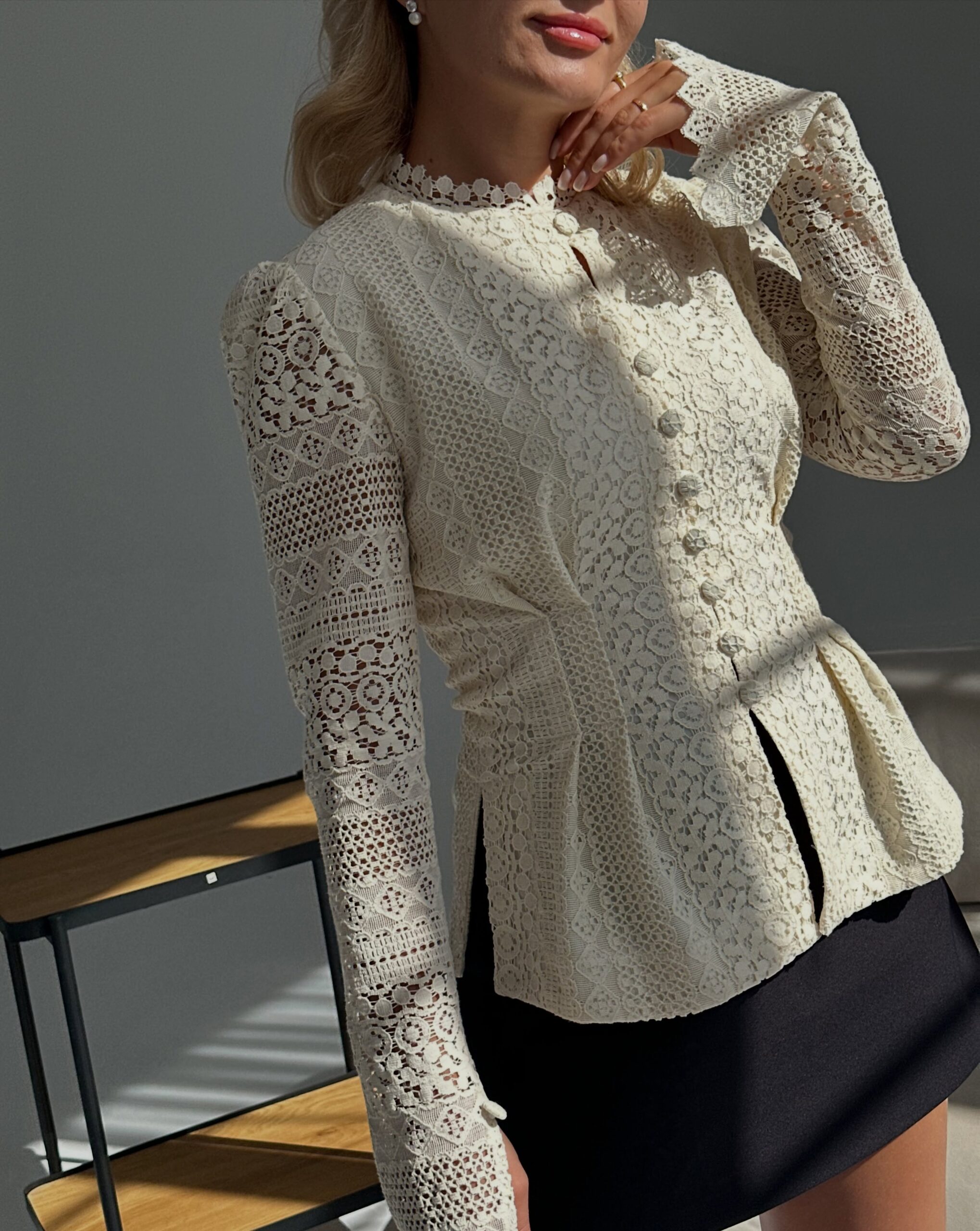 AUDREY — noua noastră bluză din dantelă naturală, creată pentru o siluetă feminină și elegantă. ✨

Croiul cambrat și pensele din talie conturează frumos silueta, în timp ce nasturii îmbrăcați în aceeași dantelă și mânecile lungi cu șliț adaugă acel plus de rafinament.

Iar nasturele de la gât îți permite să alegi cum o porți — închisă pentru un look sofisticat sau ușor decoltată pentru un aer mai feminin.

Poart-o cu o fustă mini pentru un look statement sau integreaz-o într-o ținută elegantă de zi.

Audrey is your new wardrobe obsession. 🤍

🛍️ Disponibilă online și în magazinele READY.

#READYbyFortunaSisters #FashionMoldova #DantelaNaturala #OutfitMoldova #WomensFashion