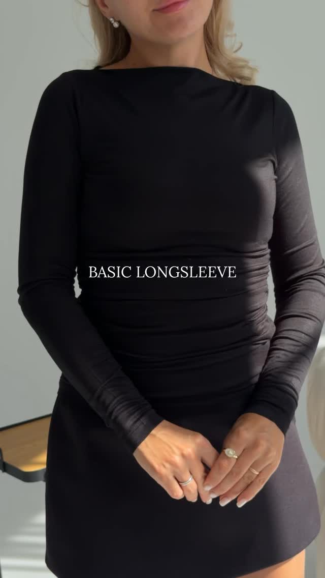 Când o piesă se potrivește cu absolut tot ce ai în garderobă, devine indispensabilă.

Noua Soft Viscose Black — un basic reinterpretat într-o croială feminină și elegantă.

Viscoză moale, decolteu tip bărcuță și pliuri delicate în zona taliei care conturează frumos silueta. ✨

Poart-o cu fusta preferată, pantaloni, denim sau sub un sacou — este genul de piesă pe care o vei alege iar și iar.

Minimală. Feminină. Ușor de combinat.

🖤 Disponibilă acum în magazinele READY și online pe ready.md

#READYbyFortunaSisters #READYMoldova #WomensFashion #ViscoseTop