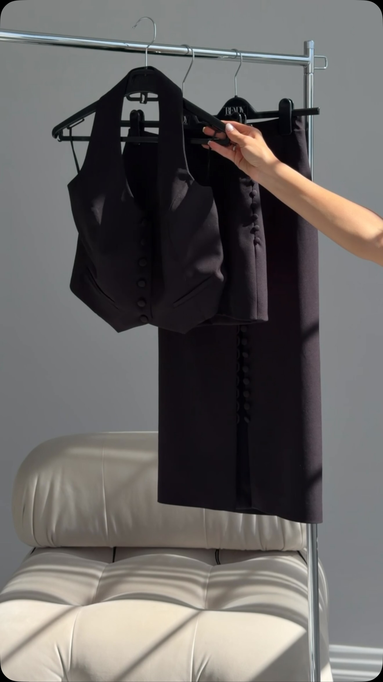 NEW IN ✨
Piese noi pentru garderoba de toamnă, cu acel aer clean, feminin și sofisticat.

Sorti-Fusta + Vesta Élan — o combinație creată pentru un look modern și sofisticat, perfect pentru office, întâlniri, dinner sau evenimente.

lar dacă preferi o siluetă mai elegantă și mai formala, aceeași vestă se transformă complet alături de FUSTA ICON MIDI — cu nasturi frontali și şliț, pentru un look feminin și puternic.

Două combinații. Două stări. Aceeași estetică READY.
MARIMI: XS| S | M | L

Disponibile acum online și în magazinele READY.

#READYbyFortunaSisters #READYMoldova
#MoldovaFashion #WomensFashion #OutfitInspiration